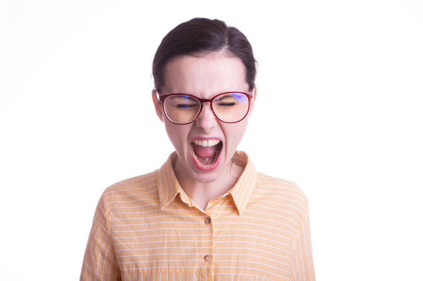 gyönyörű érzelmi lány egy sárga ing és szemüveg a látás egy fehér háttér - Fotó, kép