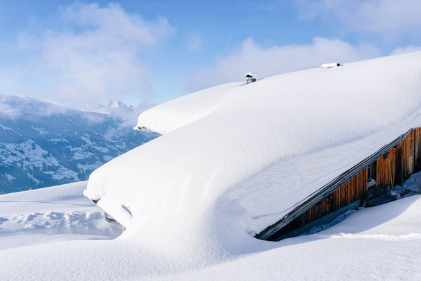 Paisagem com neve coberta chalé casa de Zillertal Arena Áustria
 - Foto, Imagem