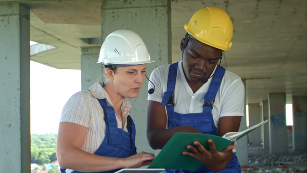 Travailleurs travaillant sur chantier avec tablette
 - Séquence, vidéo
