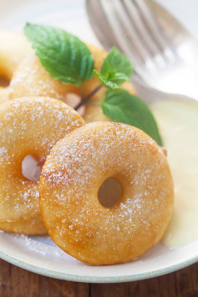 lähikuva kotitekoisia donitseja sokeri jauhe ja minttu
 - Valokuva, kuva