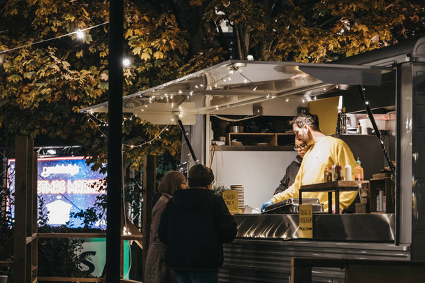 Люди, заказывающие еду из фургона с едой в Southbank Centre Winter
  - Фото, изображение