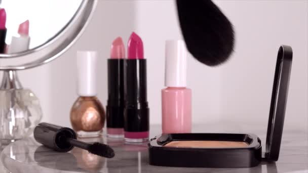 Cosmétiques, produits de maquillage sur table de coiffure, rouge à lèvres, brosse, mascara, vernis à ongles et poudre pour la conception de publicités de marques de luxe beauté et mode
 - Séquence, vidéo