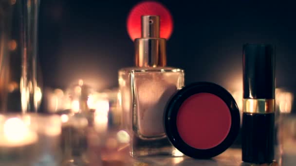 Vintage smink kozmetikumok és ékszerek, luxus kiegészítők éjszaka - Felvétel, videó