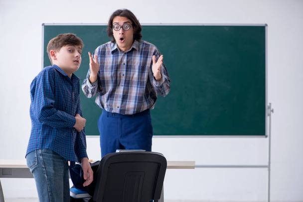 Αστείο αρσενικό δάσκαλος και το αγόρι στην τάξη - Φωτογραφία, εικόνα