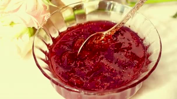 Μαρμελάδα φράουλας confiture για πρωινό και χρυσό κουτάλι, vintage ηλιακό φως - Πλάνα, βίντεο