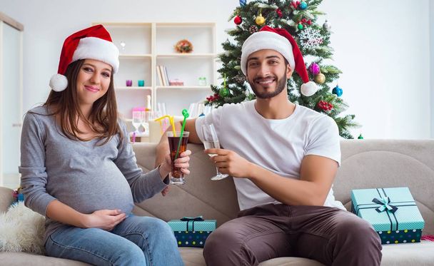 Família jovem esperando bebê criança celebrando o Natal - Foto, Imagem