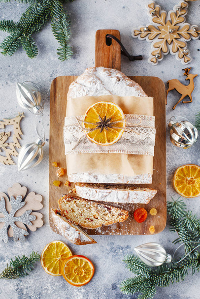 Праздничная выпечка. Рождественский торт Столлен фруктовый хлеб из орехов
,  - Фото, изображение