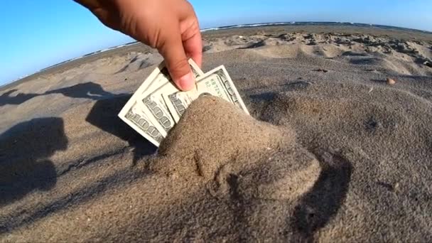 A girl takes out from the sand money notes of three hundred dollars. - Footage, Video