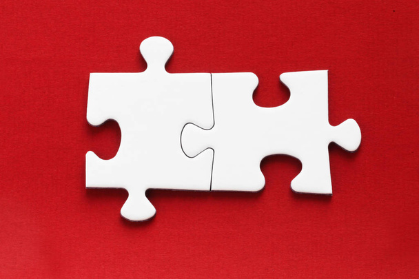 close-up shot of jigsaw puzzle pieces on red background. - Foto, immagini