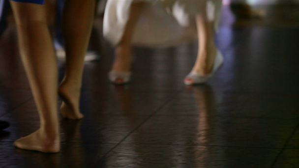 La gente baila en la fiesta de bodas
 - Metraje, vídeo
