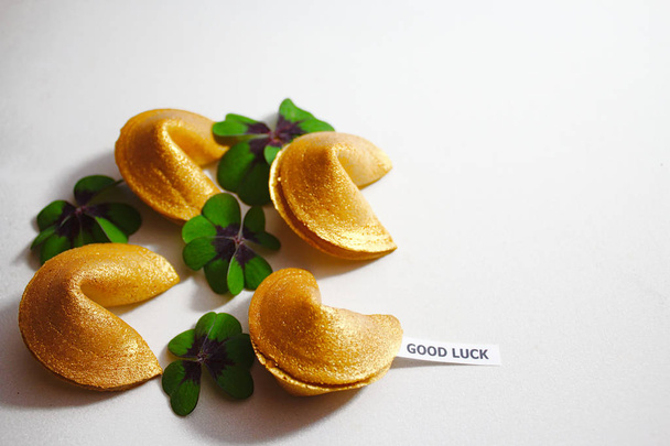 biscuits de bonne fortune et trèfle chanceux et le texte bonne chance
 - Photo, image