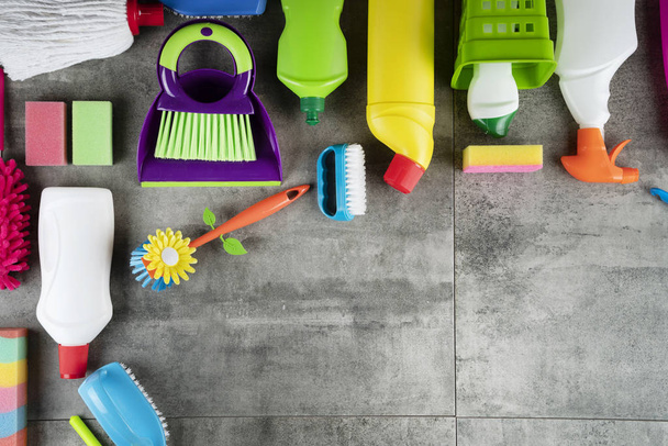 ylhäältä näkymä Värikkäitä puhdistusaineita lattialla, talon siivous käsite
 - Valokuva, kuva