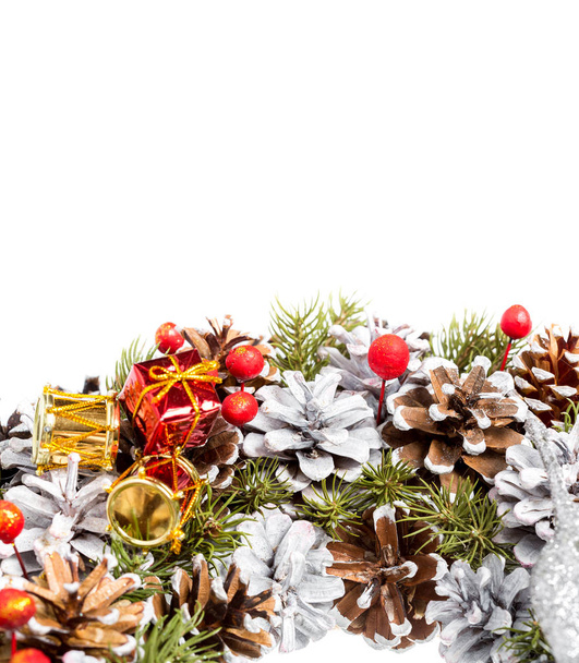 Χριστουγεννιάτικη καρτ ποστάλ μακιγιαρισμένη με δωρεάν φωτοτυπικό χώρο για συγχαρητήριο κείμενο και διακόσμηση νέου έτους από καφέ κουκουνάρια και δώρα χριστουγεννιάτικων δέντρων. - Φωτογραφία, εικόνα