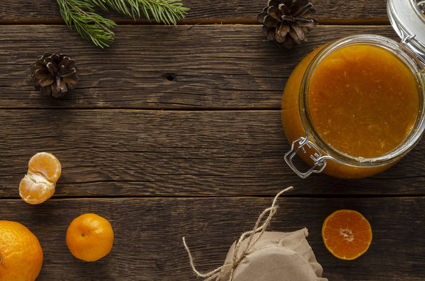 ガラス瓶のタンガリンマーマレードジャムクリスマスの冬の気分。自家製柑橘系シナモン - 写真・画像