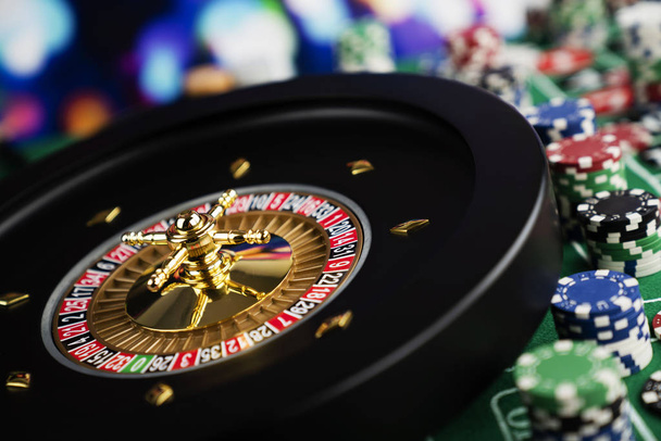Thème de casino, gros plan de la roulette, numéros rouges et noirs, pile de jetons sur le fond
 - Photo, image