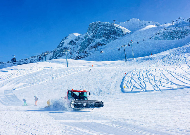 Ihmiset hiihto ja lumilauta Hintertux Glacier radalla työskentely
 - Valokuva, kuva