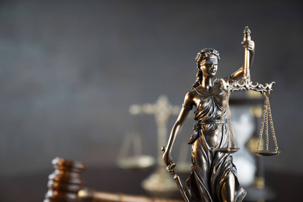 Тема права и правосудия, статуя Фемиды и масштаб на фоне судебной библиотеки
 - Фото, изображение