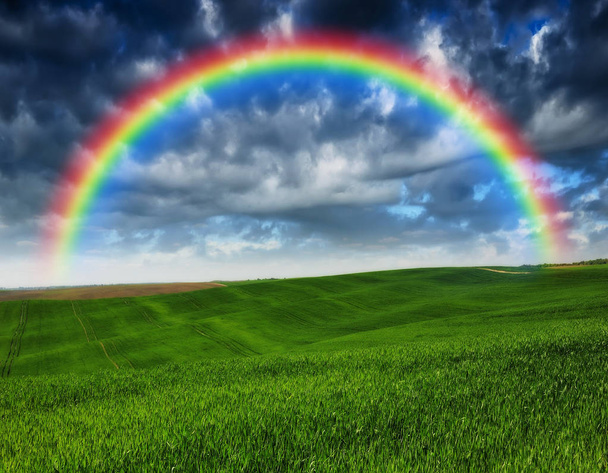 Regenbogen auf dem Feld. malerischen Himmel über einem hügeligen Feld. nach einem Gewitter - Foto, Bild