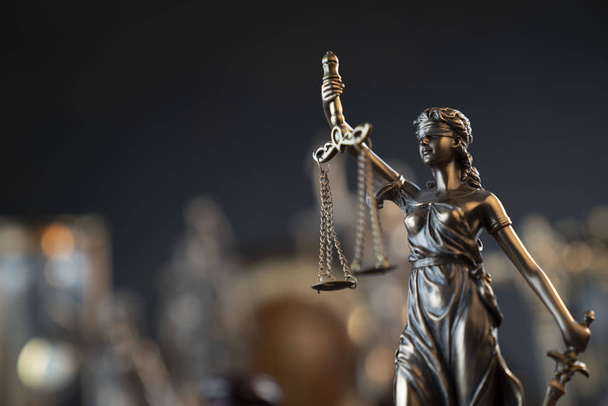 Тема права и правосудия, статуя Фемиды и масштаб на фоне судебной библиотеки
 - Фото, изображение