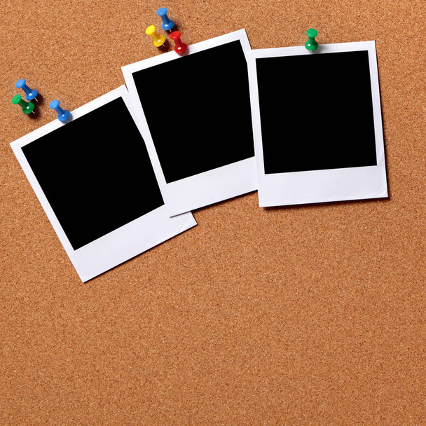 Три пустые фотографии, прикрепленные к пробковой доске
 - Фото, изображение