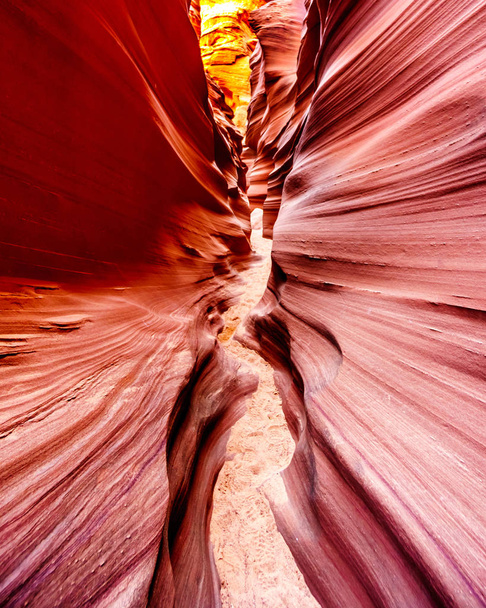 Hladké zakřivené stěny z červeného pískovce způsobené vodní erozí v horském ovčím kaňonu. Mountain Sheep Canyon je jedním ze slavných Slot Canyons v oblasti Navajo poblíž Page Arizona, Spojené státy - Fotografie, Obrázek