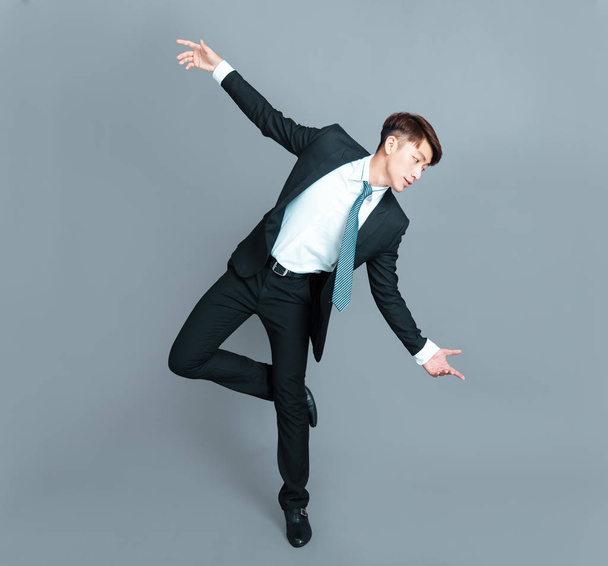 Boldog fiatal üzletember táncol mozgásban - Fotó, kép