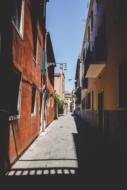 Venetië, Italië - 14 juli 2017.Oude retro straat zonder iemand in Italië Venetië in de zomer - Foto, afbeelding
