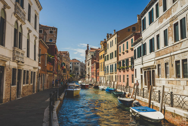 Benátky, Itálie - 14. července 2017.Městská krajina Benátky, úzký vodní kanál, most a tradiční stavby. Itálie - Fotografie, Obrázek