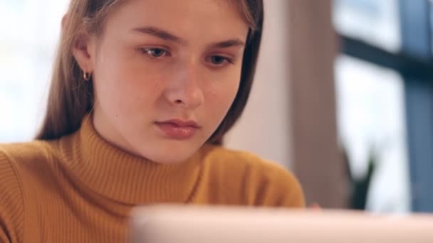 Zblízka záběr krásné usmívající se studentka snivě studuje na notebooku v kavárně  - Záběry, video