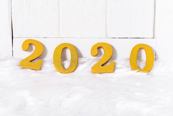 2020 wooden text on white fur - Foto, afbeelding