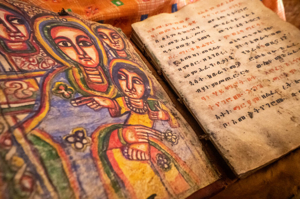 Oude bijbel geschreven op dierenhuid in monolithische kerk Abuna Yemata Guh in Tigray, Ethiopië - Foto, afbeelding