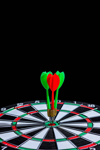 Freccia dardo rosso e verde che colpisce il centro dell'obiettivo è Dart board Iso
 - Foto, immagini