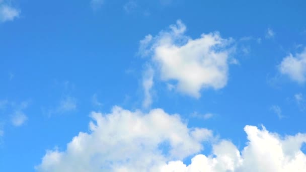 μπλε ουρανός και λευκό σωρός σύννεφο κινείται lapse1 χρόνο - Πλάνα, βίντεο