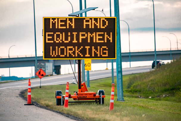 Άνδρες και εξοπλισμός που εργάζονται Μεταβλητό σήμα - Φωτογραφία, εικόνα