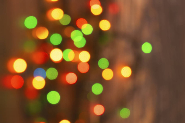 Värikäs joulu Garland valot ruskea puinen tausta. Jouluvalo Copyspace uudenvuoden Frame tai joulun asettelu. Joulukoristeet esittelee
 - Valokuva, kuva