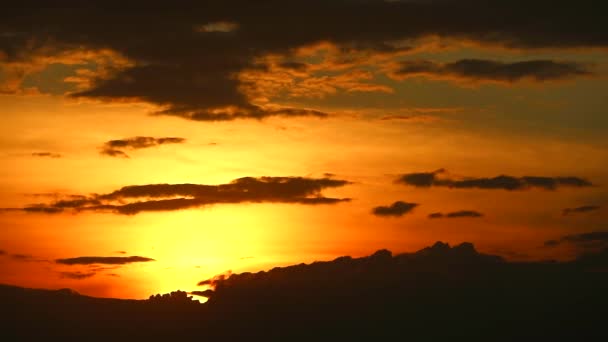 ゆっくりシルエット雲の夕日オレンジ濃い灰色の空時間の経過 - 映像、動画