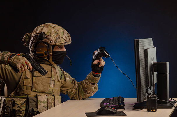Militär in Uniform sitzt am Computer und führt Cyber-Krieg - Foto, Bild