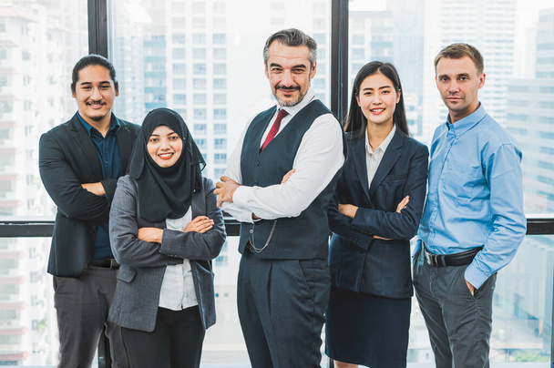 Portrait du groupe des gens d'affaires ayant confiance dans le succès
 - Photo, image