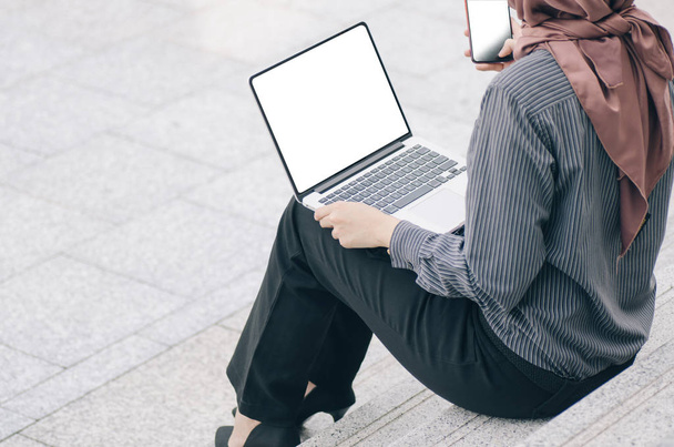молода жінка з хіджаб-серфінгом веб-сайт покупок на своєму ноутбуці
 - Фото, зображення
