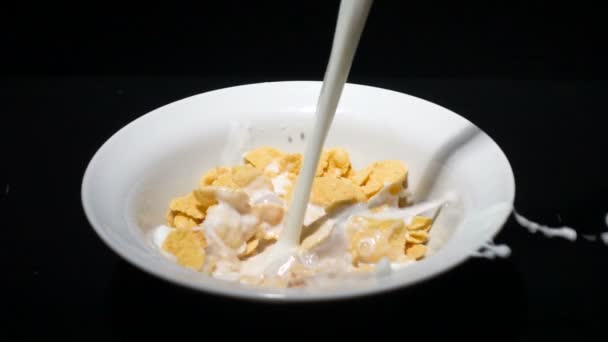 Aufnahme des langsamen Einfüllens von Milch in Cornflakes - Filmmaterial, Video