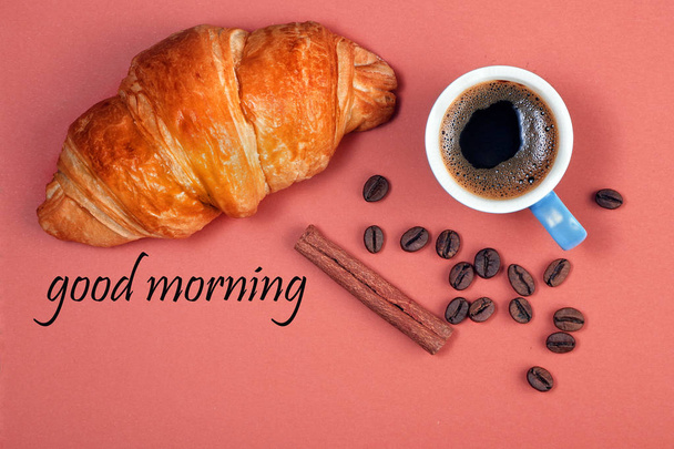 croissant en een kop koffie. croissant en koffie op een felgekleurde achtergrond. Bovenaanzicht. kopieerruimtes - Foto, afbeelding