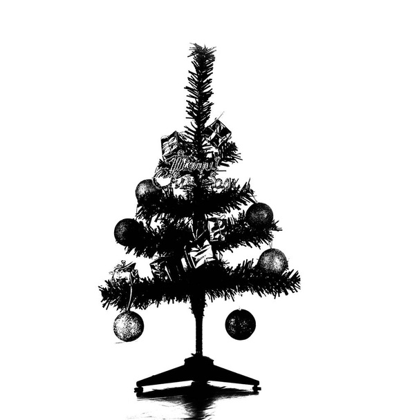 ασπρόμαυρη εικόνα χριστουγεννιάτικου έλατου στολισμού με μπιχλιμπίδια, μικρό δώρο και τα φώτα παρουσιάζει για το νέο έτος, απομονώνονται σε λευκό φόντο. - Φωτογραφία, εικόνα