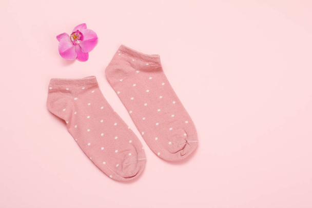 Пара женских носков на розовом фоне
. - Фото, изображение