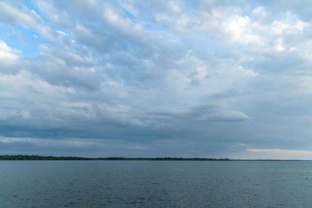 Ciel nuageux dramatique au-dessus du Canada
 - Photo, image