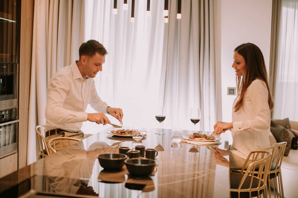 Makea nuori pari ottaa romanttinen illallinen ylellinen keittiö
 - Valokuva, kuva