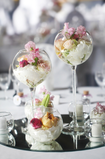 Floral γαμήλια διακόσμηση σε ένα τραπέζι εστιατόριο - Φωτογραφία, εικόνα