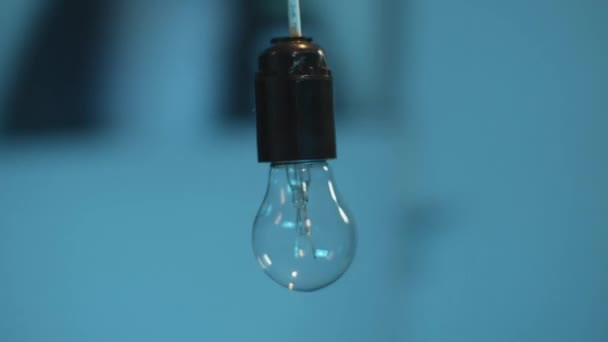 Camera draait dynamisch rond een knipperend lampje hangend aan het plafond. - Video