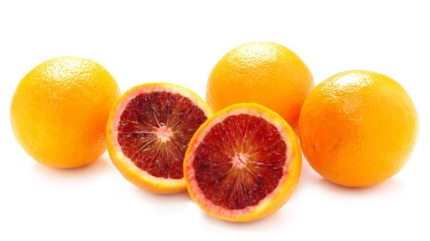 крупним планом знімок кров'яних апельсинів ізольовано на білому
 - Фото, зображення