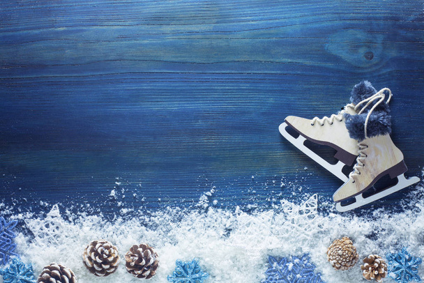 Голубой зимний фон со снегом и коньками
 - Фото, изображение