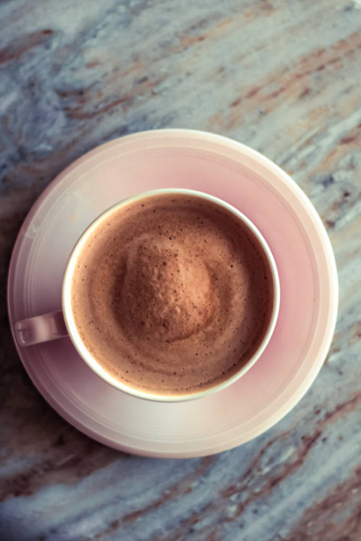 Poranna filiżanka kawy z mlekiem na marmurze kamień płaski układanki, gorący napój - Zdjęcie, obraz